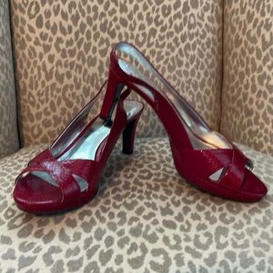 Size 8 sling back red snake skin heels! 👠